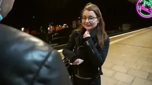 Deutscher TinyEmily von Kontrolleur der Bahn gefickt und Fotze besamt